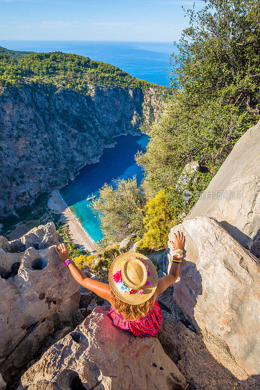 女人在顶端。来自Oludeniz的蝴蝶谷。Fethiye Mugla,土耳其。